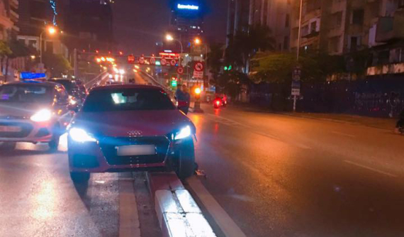 Láng Hạ: Audi TTS giá 2,1 tỷ đồng "vỡ đầu" vì leo dải phân cách