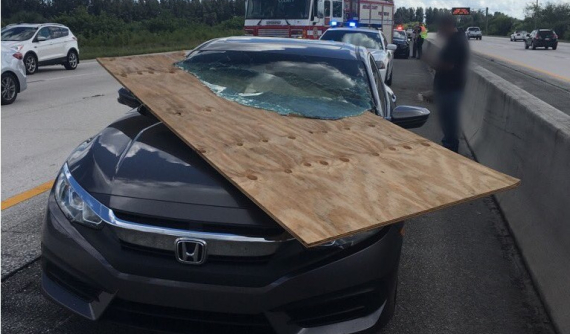 Nữ tài xế thoát chết "ngoạn mục" sau khi bị tấm ván gỗ chém xuyên kính lái