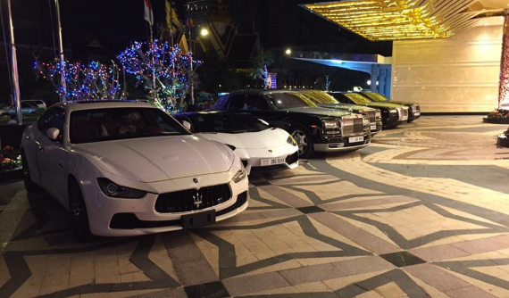 Choáng với dàn siêu xe và xe Rolls-Royce biển "tứ quý" xếp hàng dài tại casino Campuchia