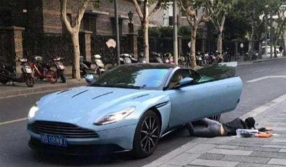 "Ngã sấp mặt" bên xe sang Aston Martin DB11, tiểu thư nhà giàu bị cảnh sát mời lên đồn