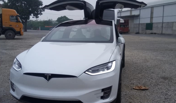 SUV điện Tesla Model X P100D màu trắng độc nhất cập bến Việt Nam