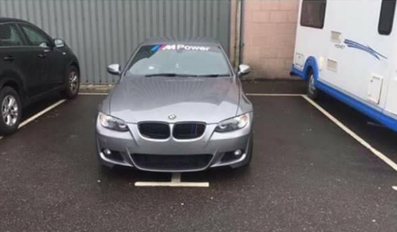 Hình ảnh chiếc xe sang BMW chiếm 2 chỗ đỗ khiến cư dân mạng tranh cãi