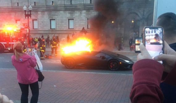 Lamborghini Huracan Performante bốc cháy dữ dội, người qua đường vây quanh để chụp ảnh