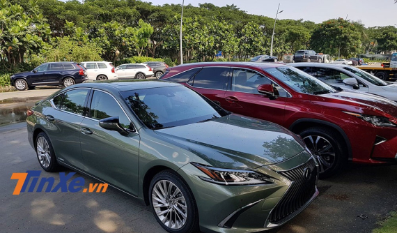Cận cảnh sedan hạng sang Lexus ES300h 2019 lần đầu tiên đặt chân đến Việt Nam