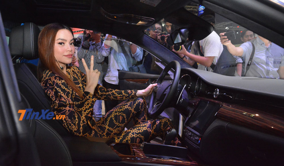 VMS 2018: Nữ ca sỹ Hà Hồ vén màn "xe quý tộc" Maserati Quattroporte GTS 2018