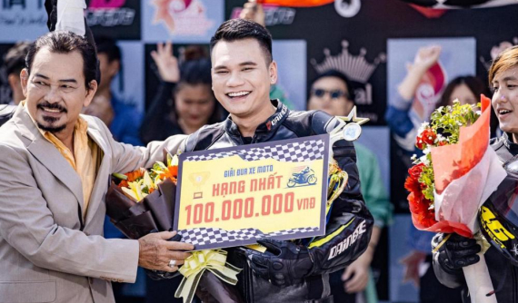 Ca sĩ Khắc Việt "khoe" giành quán quân tại giải đua xe mô tô ở Bình Dương