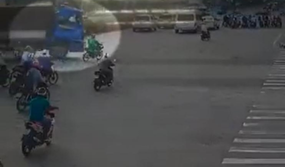 Sài Gòn: Bị xe tải đâm trúng, tài xế GrabBike thoát chết trong gang tấc