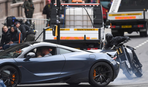 Phim ăn theo Fast and Furious tràn ngập cảnh đuổi bắt bằng siêu xe và siêu mô tô