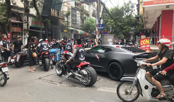 Chevrolet Camaro cùng dàn xe Harley-Davidson hàng "khủng" tham gia rước dâu đình đám tại Hà Nội