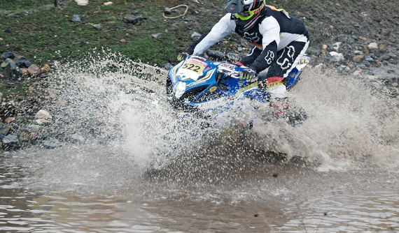 Thanh niên mang sport bike Suzuki GSX-R1000 vào off-road xuyên rừng và cái kết