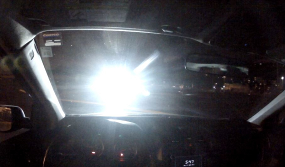 Đây là lý do vì sao đèn pha ô tô quá sáng có thể gây ra hiện tượng mù tạm thời