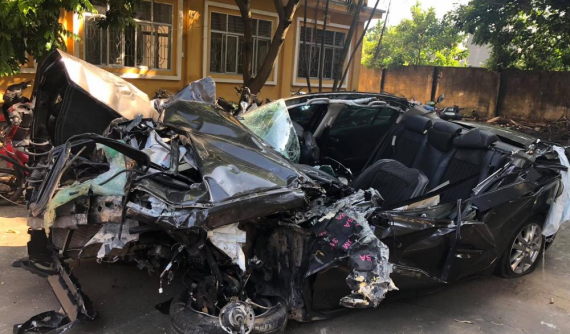 Đâm vào đuôi ô tô tải trên cao tốc Hải Phòng - Quảng Ninh, Mazda3 bị bạt nóc, biến thành xe mui trần