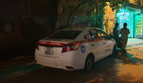 Hà Nội: Tài xế taxi bị bắn rồi cán qua người sau va chạm giao thông với Mazda CX-5