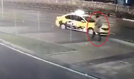 Bị bánh xe tải đập trúng người, nữ thu ngân tử vong trên vỉa hè