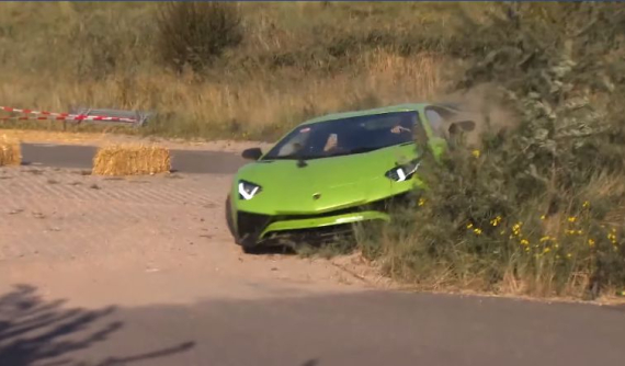 Siêu xe Lamborghini Aventador SV lao lên bãi cỏ, Bugatti Chiron tông vật cản