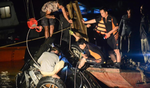 Hà Nội: Xe ô tô đâm rụng lan can cầu Chương Dương là Mercedes GLC300, phát hiện hai thi thể nữ giới