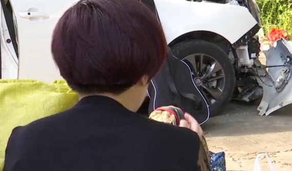 Nhấn nhầm chân ga, nữ tài xế thắc mắc vì sao càng phanh thì xe lại càng chạy nhanh