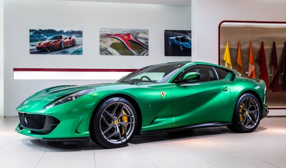 Chưa có chiếc nào về Việt Nam, nhưng siêu xe Ferrari 812 Superfast tại Singapore đã có bộ áo cực độc này