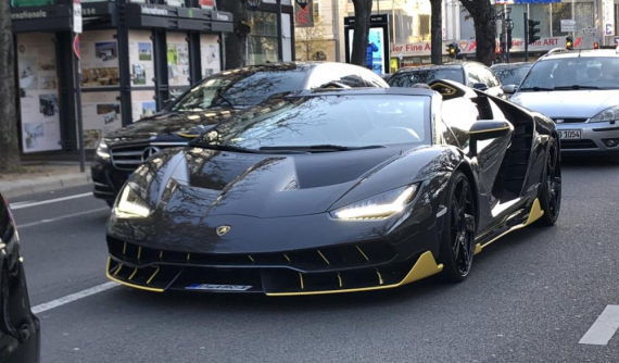 Lamborghini Centenario Roadster giá 2 triệu đô la lăn bánh trên đường phố của Đức