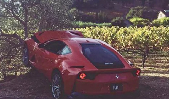 Đây là một trong những chiếc siêu xe Ferrari 812 Superfast đầu tiên bị tai nạn trên thế giới