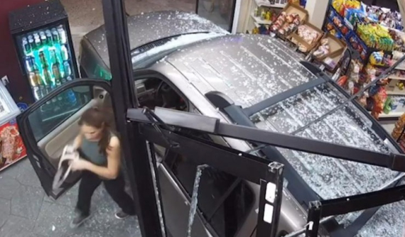 Ford Explorer lùi thẳng vào cửa hàng rượu, nhiều người phải thốt lên: "Đừng bán xăng cho phụ nữ"