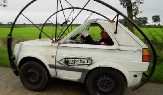 Không chỉ biết chạy, chiếc Volkswagen Golf này còn biết... lăn vòng đến chóng mặt nữa