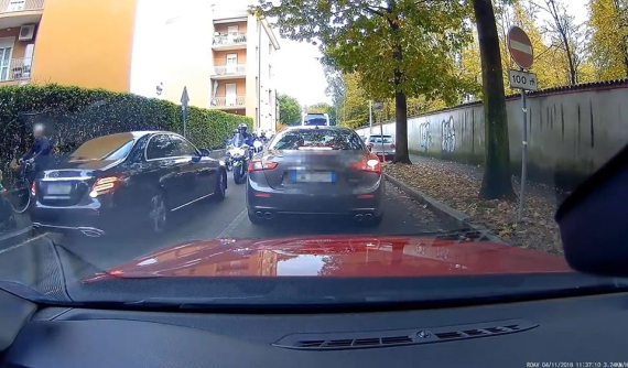 Người lái Mercedes-Benz C-Class và Audi A1 "bon chen" lên trước bằng cách chạy lấn làn, gặp ngay "quả báo"