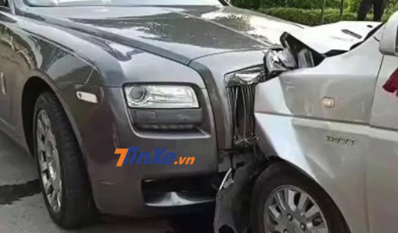 Mải xem điện thoại, nhân viên chuyển phát nhanh lao ô tô vào đầu Rolls-Royce Ghost, thiệt hại ước tính hơn 3,3 tỷ đồng