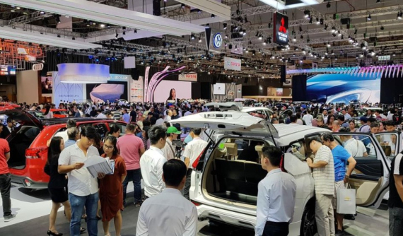 Đón dịp mua sắm cuối năm, ô tô giảm giá tới cả trăm triệu đồng