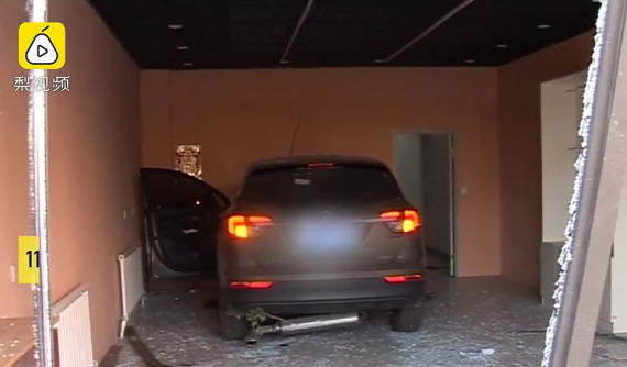 Xem xong 2 vụ tai nạn này, nhiều người lại ngán ngẩm với khả năng lái xe của chị em phụ nữ