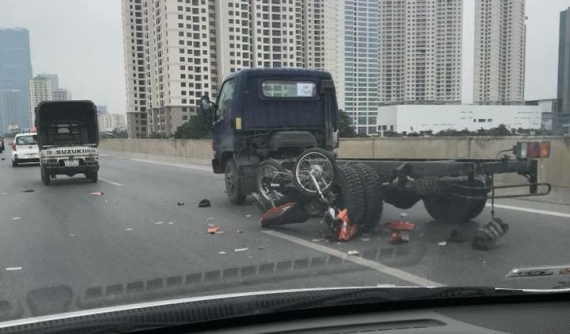 Hà Nội: Đi xe máy vào đường cấm và vượt ô tô tải, 2 thanh niên bị thương nặng