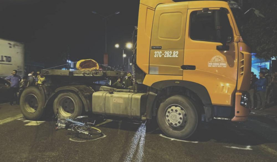 Nghệ An: Bị xe container đâm trên đường đi học về, 3 học sinh thương vong