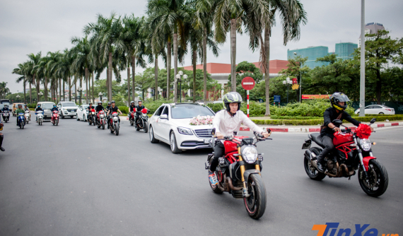 Thích thú với đoàn xe rước dâu Mercedes-Benz S-Class và Ducati hộ tống tại Hà Nội