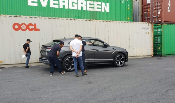 Sau chiếc màu trắng, siêu SUV Lamborghini Urus thứ 2 tại Việt Nam cũng đã lộ diện