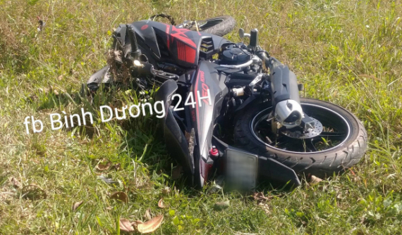 Bình Dương: Thanh niên điều khiển Yamaha Exciter nhập viện vì va chạm với xe tải