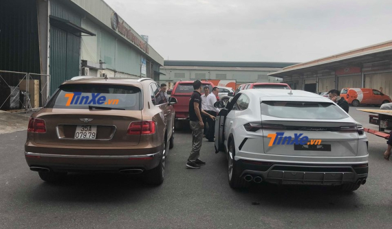 ẢNH NÓNG: Siêu SUV Lamborghini Urus đầu tiên về Việt Nam đọ dáng cùng Bentley Bentayga của doanh nhân Ninh Bình