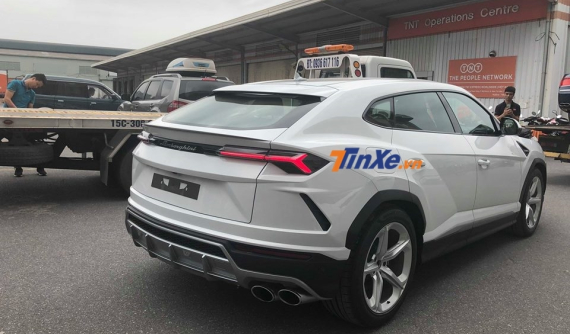 VIDEO ĐỘC QUYỀN: Nghe thử "nội công" của siêu SUV Lamborghini Urus đầu tiên tại Việt Nam