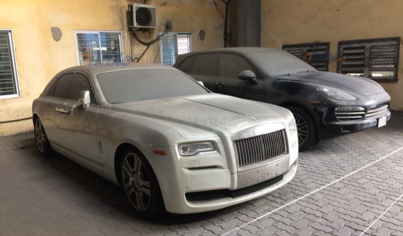Rolls-Royce Ghost đỗ cùng Porsche Cayenne với ngoại thất đóng bụi dày đặc khiến cư dân mạng ngao ngán: "Phí của giời"