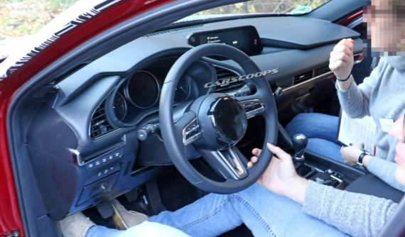 Mazda3 2019 bất ngờ lộ nội thất trên đường thử trước ngày ra mắt