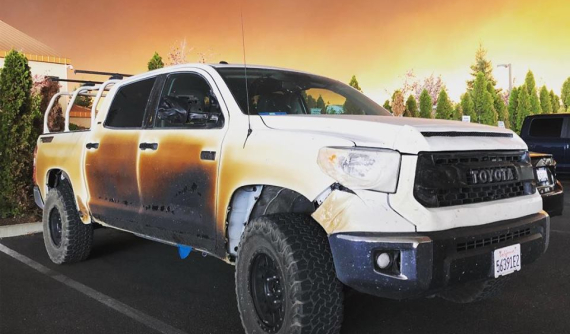 Bị hỏng ô tô khi sơ tán các bệnh nhân trong thảm kịch cháy rừng California, nam y tá được hãng Toyota tặng chiếc Tundra mới