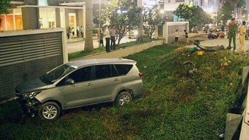 Ô tô “càn” hàng loạt xe máy giữa lòng Sài Gòn khiến một người tử vong