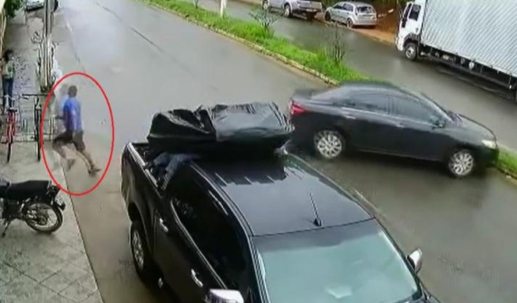 Người đàn ông "chạy trối chết" để tránh chiếc Toyota Corolla Altis mất lái, drift như "Fast and Furious"