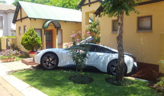 Nhảy lên lái thử, nữ quản gia phá hỏng chiếc BMW i8 "mới toanh" của chủ