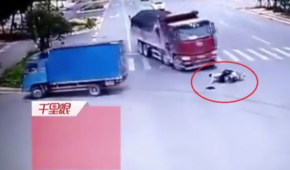 Người đi xe máy thoát chết thần kỳ 2 lần liên tiếp