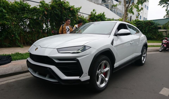 Lamborghini Urus lần đầu tiên cập bến Sài thành đã "trốn" vào toà nhà cao nhất Việt Nam để trú ngụ