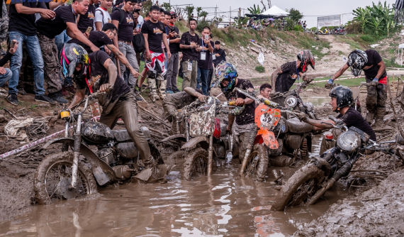 Hội "Min-khờ" miền Bắc tổ chức cuộc thi "tắm bùn" hấp dẫn nhất từ trước đến nay