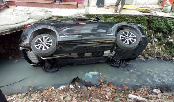 Hà Nội: Nữ tài xế lái Mazda CX-5 lao xuống mương nước đen khiến nhiều người thắc mắc