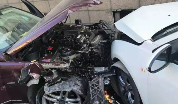 Đạp nhầm chân ga, nữ tài xế lái Mercedes-Benz đâm liên hoàn 9 ô tô