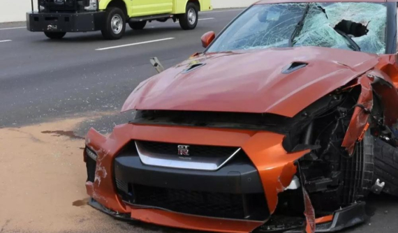 Cục bê tông lớn rơi trúng kính chắn gió của siêu xe GT-R, một nhân viên của hãng Nissan tử vong