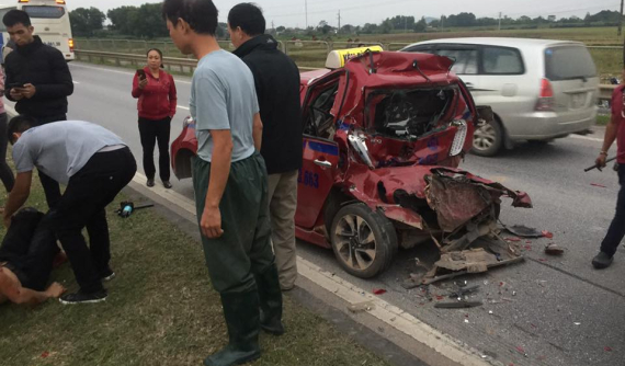 Ngồi trong taxi để đến bệnh viện sau tai nạn trên cao tốc Hà Nội - Thái Nguyên, tài xế xe tải bị đâm thêm một lần nữa